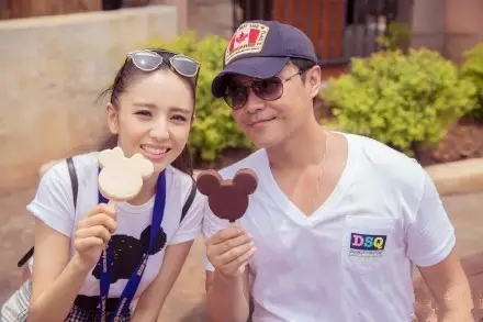 佟丽娅和陈思诚在上海迪士尼