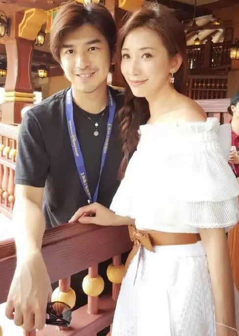 林志玲和陈柏霖相约迪士尼