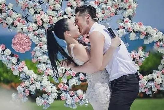 张伦硕钟丽缇当众接吻