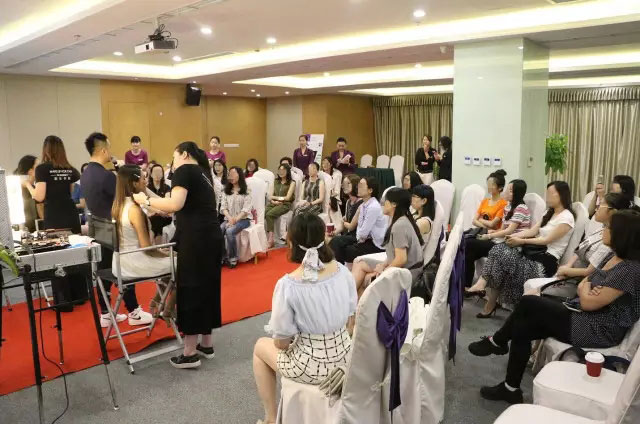 一线彩妆讲师赵天琦现场讲解