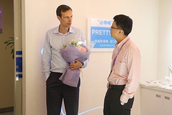 瑞蓝所属高德美副总Mr.Brennan Alexandre莅临美莱100我们坚持选用好的玻尿酸