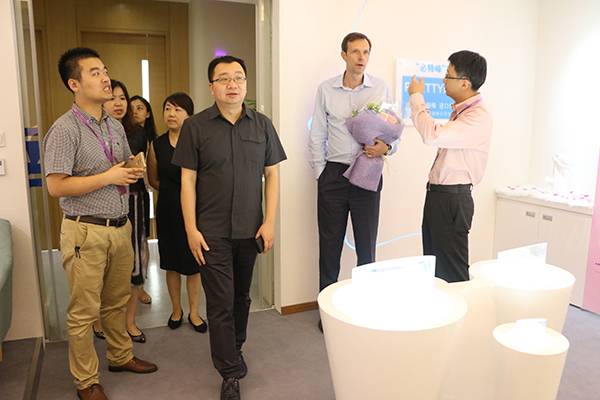 瑞蓝所属高德美副总Mr.Brennan Alexandre莅临美莱100我们坚持选用好的玻尿酸