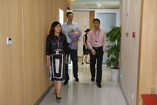 瑞蓝所属高德美副总Mr.Brennan Alexandre莅临美莱100我们坚持选用好的玻尿酸