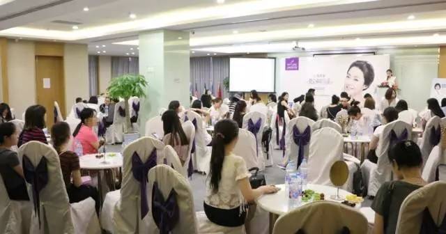 美女主持人幽默开场