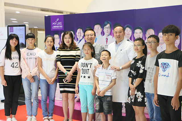 我院领导与孩子们合影