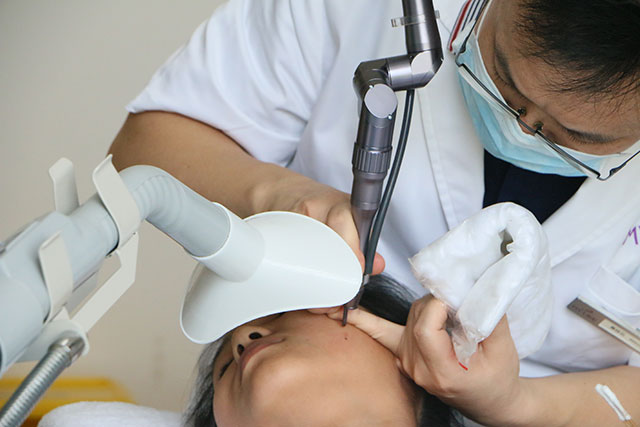 进行面部疤痕治疗