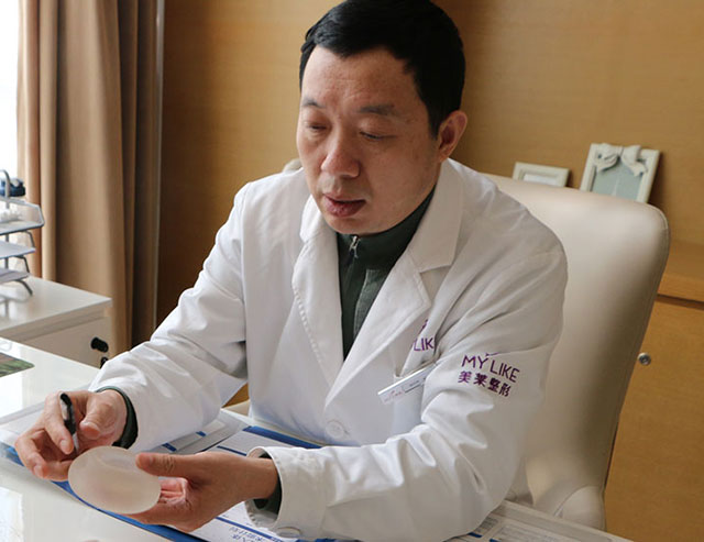 给顾客展示假体