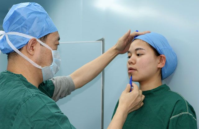 术前陶教授再次确认手术方案