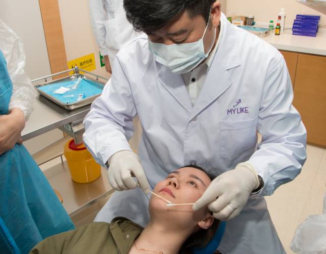 陈光宇教授及其他注射医生进行讨论交流