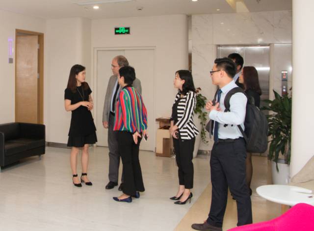 Joseph Lepselter 先生一行人在参观了上海美莱