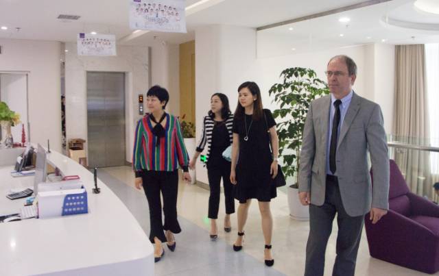 Joseph Lepselter 先生一行人在参观了上海美莱