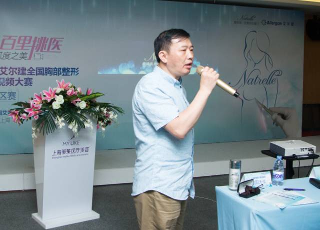 医生与大咖互相交流沟通