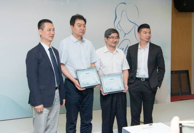 大赛评委为参赛的选手们颁发了授证