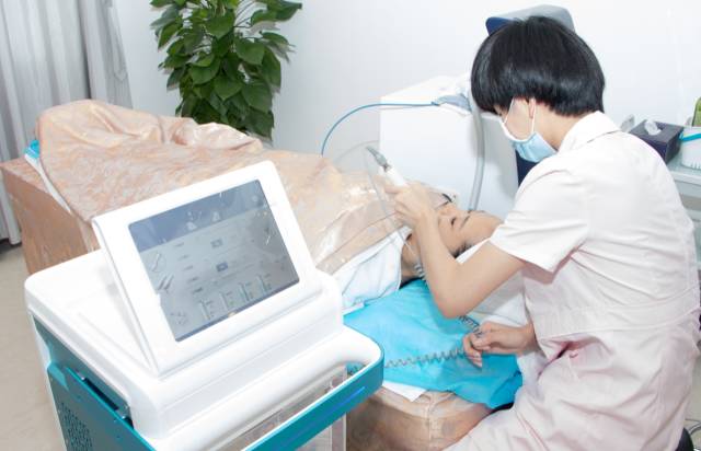 纤体师帮你做INBODY检测