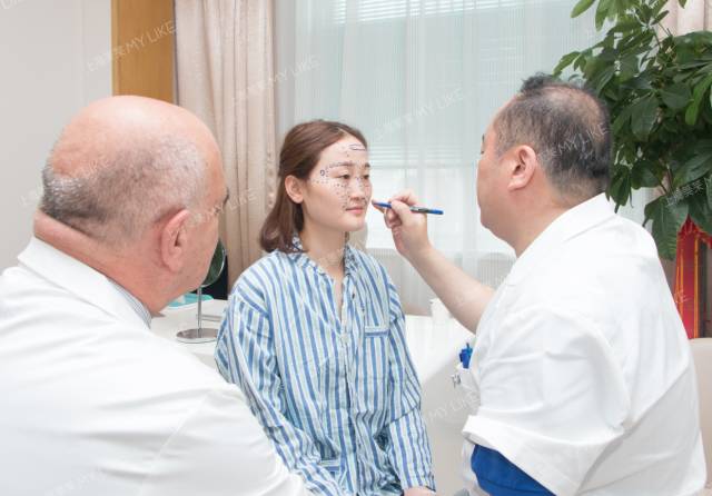 三位专家为求美者面诊