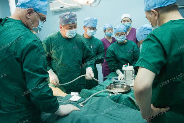 三位专家在上海美莱手术室完成了一台精湛的吸脂和面部精雕