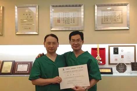 整形外科医学会长林钟学为路世敏教授颁发荣誉证书