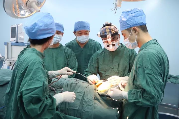 <a href='/' target='_blank'><u>上海美莱</u></a>欧教授出席肋软骨鼻整形年会