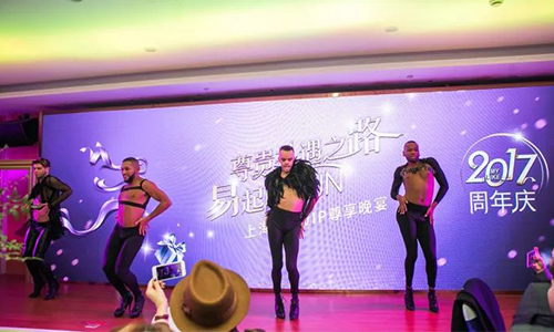 劲爆的开场表演