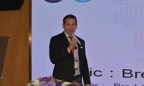 有名胸部整形专家Dr.Brad Calobrace