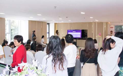 美莱罗斯的模特傲诺拉假体隆胸案例