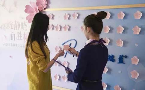 脸上长了很多雀斑怎么才能去掉啊