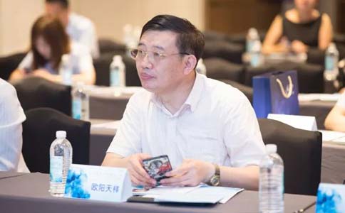 在美莱医院割双眼皮疼不疼 ?